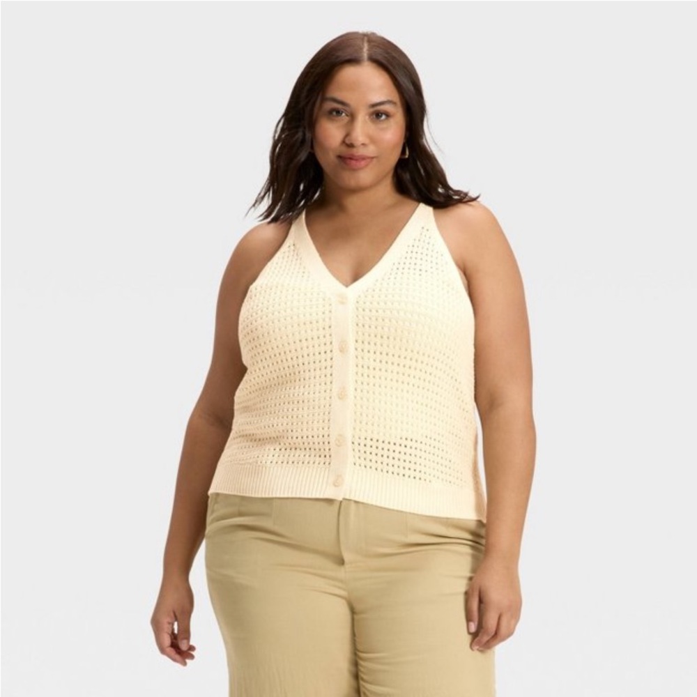NWT. Women’s Crochet Vest.  Cream. XXL